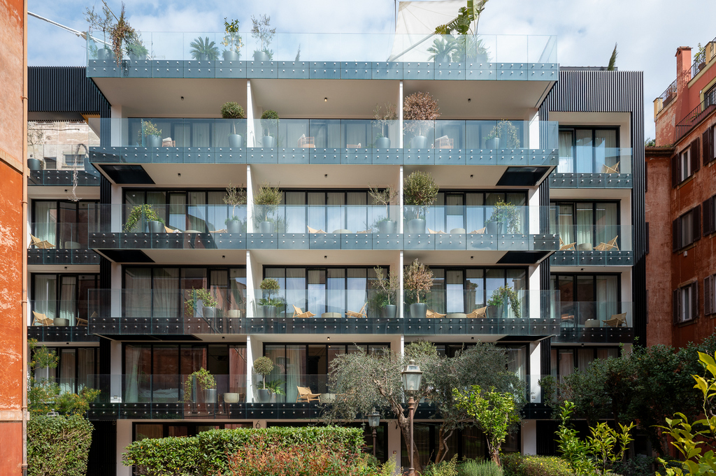 Exterior view of master Trevi Rome Aparthotel showcasing classic architecture and private balconies.